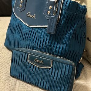 Coach Ashely Carryall Satchel and Wallet set. Item: F20050